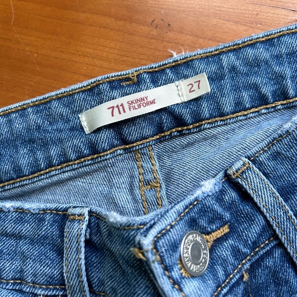 Levi’s 711 Skinny Jean with Distressing, light wash - Picture 3 of 6